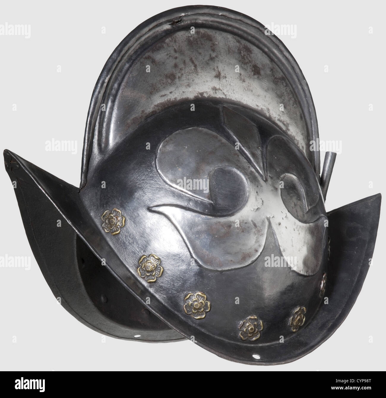 Ein deutsches Schwarz-Weiß-Morion, um 1600. Schädel in zwei Teilen gearbeitet, ein hoher Kamm mit umgedrehter Kante. Die Seiten sind mit weißen Fleur-de-lys Ornamenten geprägt, die umgebenden Nieten mit Messingrosetten-Scheiben hervorgehoben. Krempe steigt bis zu einem Punkt mit unter-gedrehten Felgen. Kamm mit kleinem Korrosionsloch, einige geschweißte Löcher in den Fleur-de-lys Ornamenten, Schwärzung teilweise erneuert. Höhe 28.5 cm,historisch,historisch,17. Jahrhundert,Waffen,Waffen,Waffen,Arm,Kampfgerät,Objekt,Objekte,Stills,Ausschneiden,Ausschneiden,Ausschneiden,Ausschneiden,Utensil,Stück,zusätzliche-Rechte-Clearences-nicht verfügbar Stockfoto