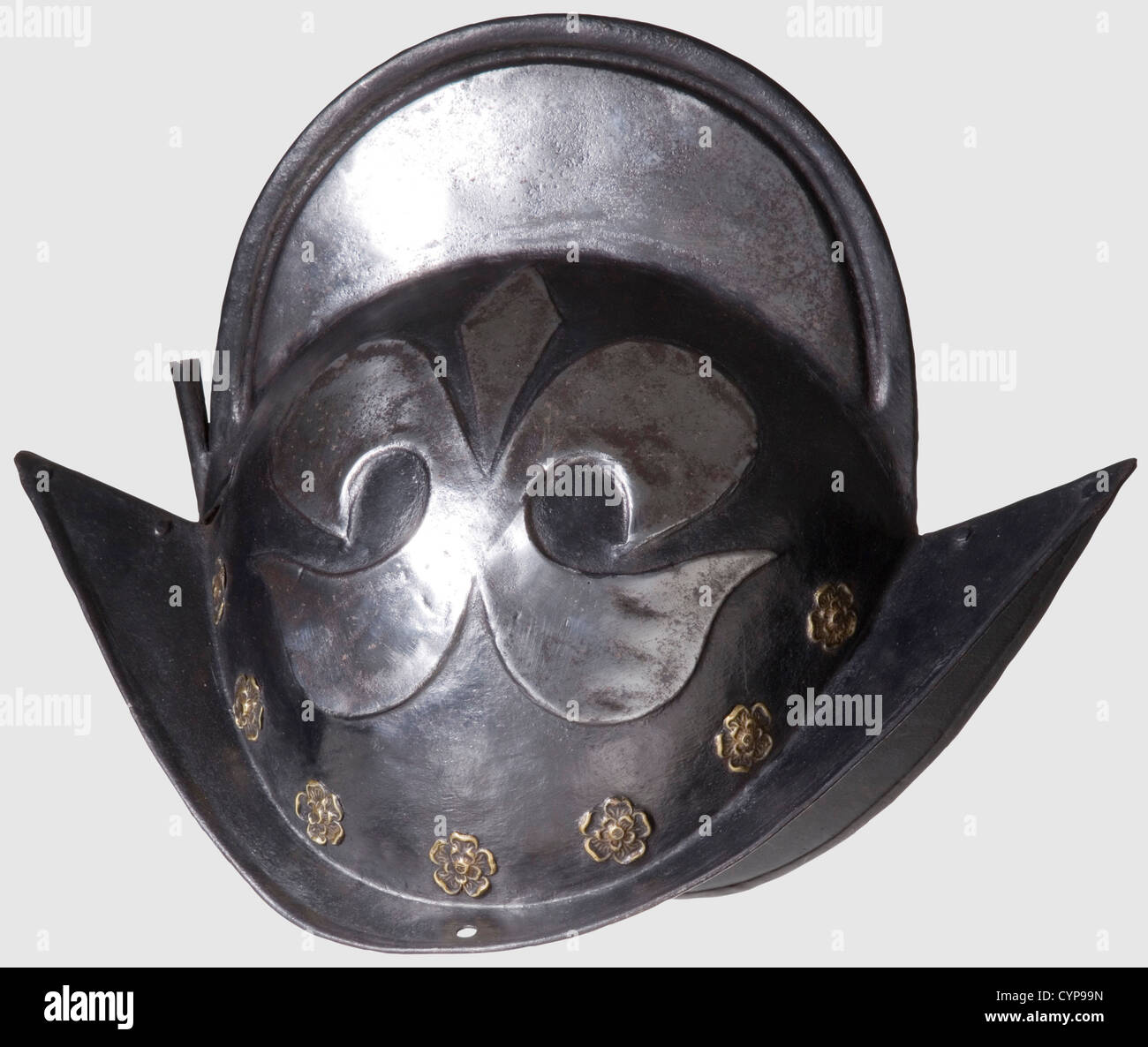 Ein deutsches Schwarz-Weiß-Morion, um 1600. Schädel in zwei Teilen gearbeitet, ein hoher Kamm mit umgedrehter Kante. Die Seiten sind mit weißen Fleur-de-lys Ornamenten geprägt, die umgebenden Nieten mit Messingrosetten-Scheiben hervorgehoben. Krempe steigt bis zu einem Punkt mit unter-gedrehten Felgen. Kamm mit kleinem Korrosionsloch, einige geschweißte Löcher in den Fleur-de-lys Ornamenten, Schwärzung teilweise erneuert. Höhe 28.5 cm,historisch,historisch,17. Jahrhundert,Waffen,Waffen,Waffen,Arm,Kampfgerät,Objekt,Objekte,Stills,Ausschneiden,Ausschneiden,Ausschneiden,Ausschneiden,Utensil,Stück,zusätzliche-Rechte-Clearences-nicht verfügbar Stockfoto