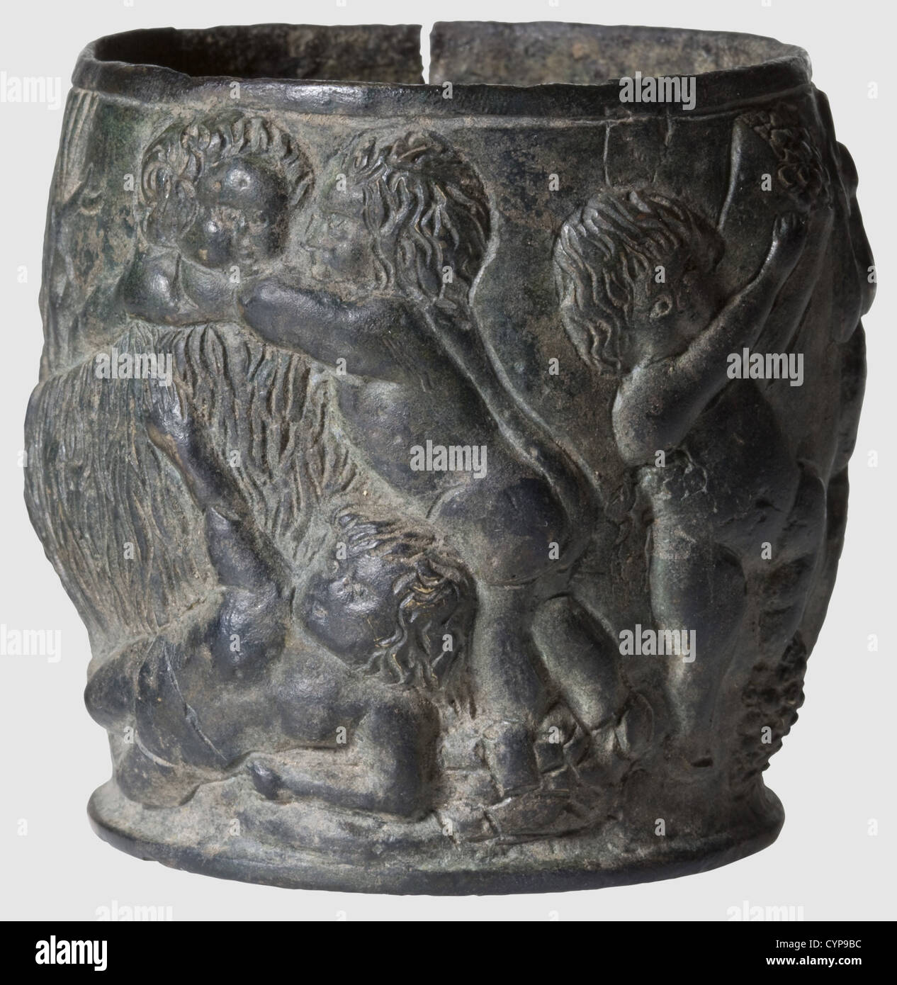 Ein römischer Becher mit Reliefverzierung, 1./2. Jahrhundert n. Chr. Bronze mit grünlicher Patina. Kleine Tasse mit leicht bauchiger Schale und kreisförmigem Boden. Das Äußere der Schale mit einem Relief von Cupids im Vintage dekoriert, tanzen und spielen mit einer Ziege. Im Hintergrund ein Satyr. Gereinigte archäologische Funde. Die Lippe mit einem vertikalen Riss (2 cm lang). Höhe 6.6 cm, historisch, historisch, antike Welt, antike Welt, antike Zeiten, Objekt, Objekte, Stills, Ausschneiden, Ausschneiden, Ausschneiden, Ausschneiden, Schmuck, Schmuck, Zusatzrechte-Clearences-nicht verfügbar Stockfoto