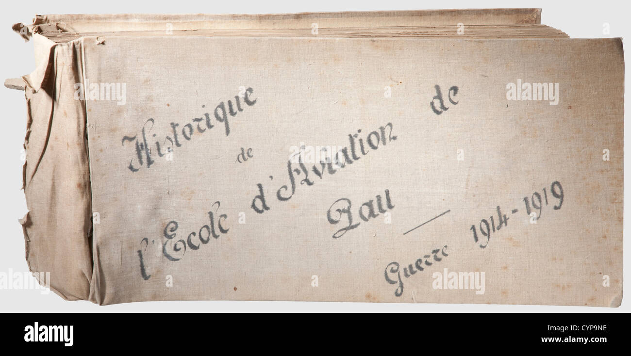 Oberst Adolphe Girod - wichtiges Widmungsalbum mit Fotografien, vom Kommandanten und den Offizieren der 'Ecole Militaire d'Aviation de Pau,Guerre 1914 - 1919'. Ein persönliches Geschenk für Oberst Girod als Generalinspektor der Flugschulen. 241 Fotos in verschiedenen Größen, vom Alltag in der Flugschule, vom Training, den Manövern, Kampfszenen, Freizeit, Montage der Flugzeuge, Ansichten der Werkstätten und der Ausrüstung im Camp de Pau. Zahlreiche Fotos von Ally Flugzeuge wie Blériot, Voisin, Farman, Caudron, Sopwith,,, zusätzliche-Rechte-Clearences-nicht verfügbar Stockfoto