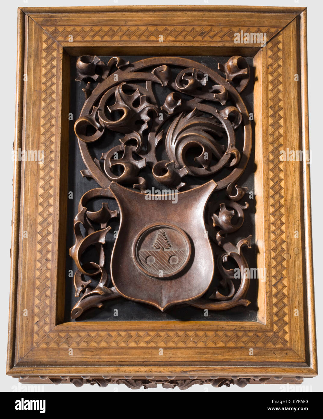 Hermann Göring - eine geschnitzte Oberstdorfer Holzschatulle,Geburtstagsgeschenk an Carin Göring 1925,Walnuss,teilweise mit Intarsien verziert,der Deckel (leicht schräg) und die Seitenwände mit dreidimensionalen und durchbrochenen Obstholzschnitzereien,der Deckel auch mit dem Wappen der Barons Fock.die Innenseite des Deckels ist mit einem gerahmten Blick auf Oberstdorf verziert Mit einer handschriftlichen Geburtstagsweihe in Tinte von Göring 'Mein geliebter Carin - wunderbare Geburtstagsgrüße aus den bayerischen Bergen.für immer Ihr Hermann am 21. Oktober 1925'(gr.).Größe ca. 24 x 32 x,Zusatz-Rechte-Clearenzen-nicht verfügbar Stockfoto