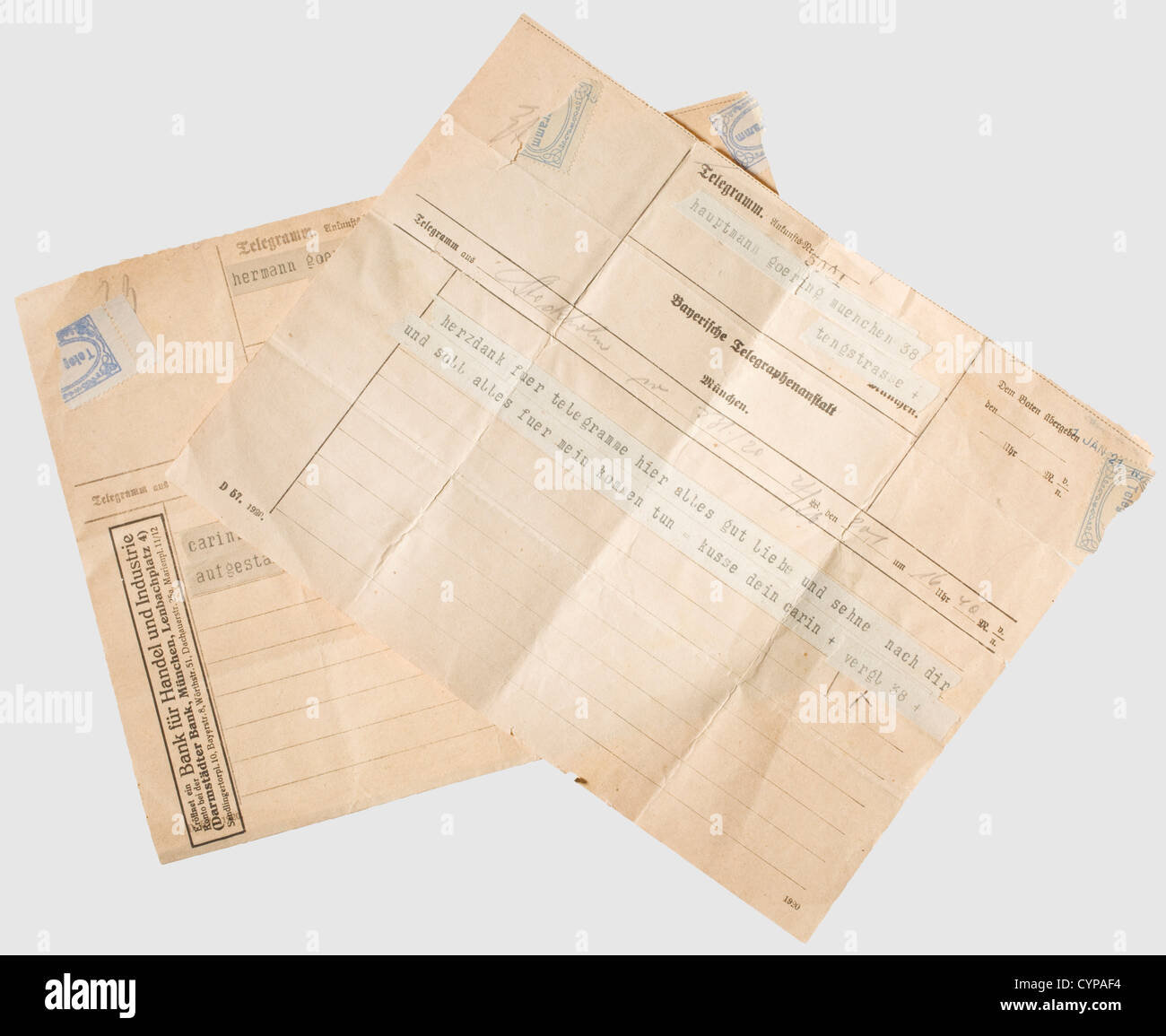 Hermann Göring - eine geschnitzte Oberstdorfer Holzschatulle,Geburtstagsgeschenk an Carin Göring 1925,Walnuss,teilweise mit Intarsien verziert,der Deckel (leicht schräg) und die Seitenwände mit dreidimensionalen und durchbrochenen Obstholzschnitzereien,der Deckel auch mit dem Wappen der Barons Fock.die Innenseite des Deckels ist mit einem gerahmten Blick auf Oberstdorf verziert Mit einer handschriftlichen Geburtstagsweihe in Tinte von Göring 'Mein geliebter Carin - wunderbare Geburtstagsgrüße aus den bayerischen Bergen.für immer Ihr Hermann am 21. Oktober 1925'(gr.).Größe ca. 24 x 32 x,Zusatz-Rechte-Clearenzen-nicht verfügbar Stockfoto