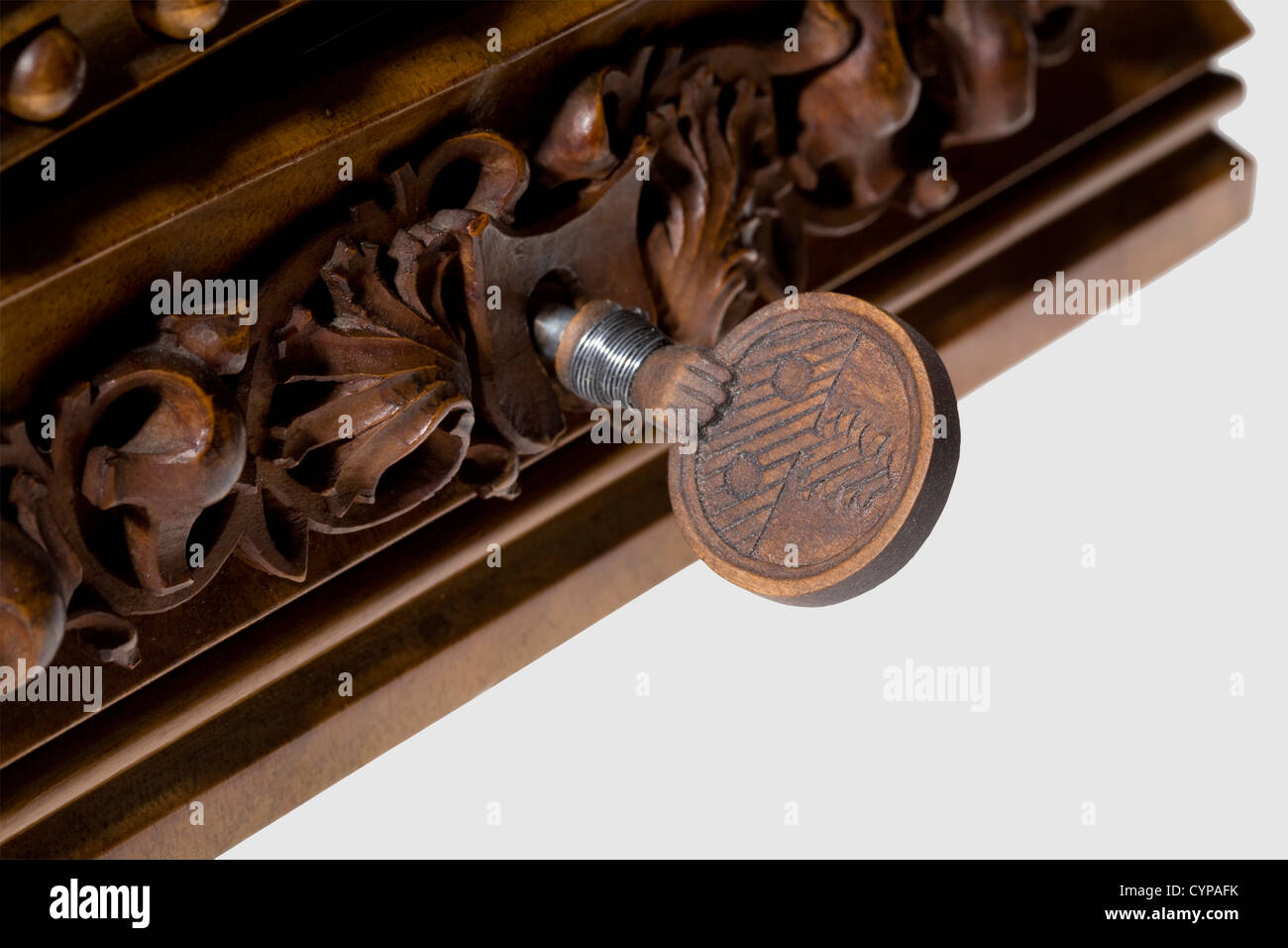 Hermann Göring - eine geschnitzte Oberstdorfer Holzschatulle,Geburtstagsgeschenk an Carin Göring 1925,Walnuss,teilweise mit Intarsien verziert,der Deckel (leicht schräg) und die Seitenwände mit dreidimensionalen und durchbrochenen Obstholzschnitzereien,der Deckel auch mit dem Wappen der Barons Fock.die Innenseite des Deckels ist mit einem gerahmten Blick auf Oberstdorf verziert Mit einer handschriftlichen Geburtstagsweihe in Tinte von Göring 'Mein geliebter Carin - wunderbare Geburtstagsgrüße aus den bayerischen Bergen.für immer Ihr Hermann am 21. Oktober 1925'(gr.).Größe ca. 24 x 32 x,Zusatz-Rechte-Clearenzen-nicht verfügbar Stockfoto