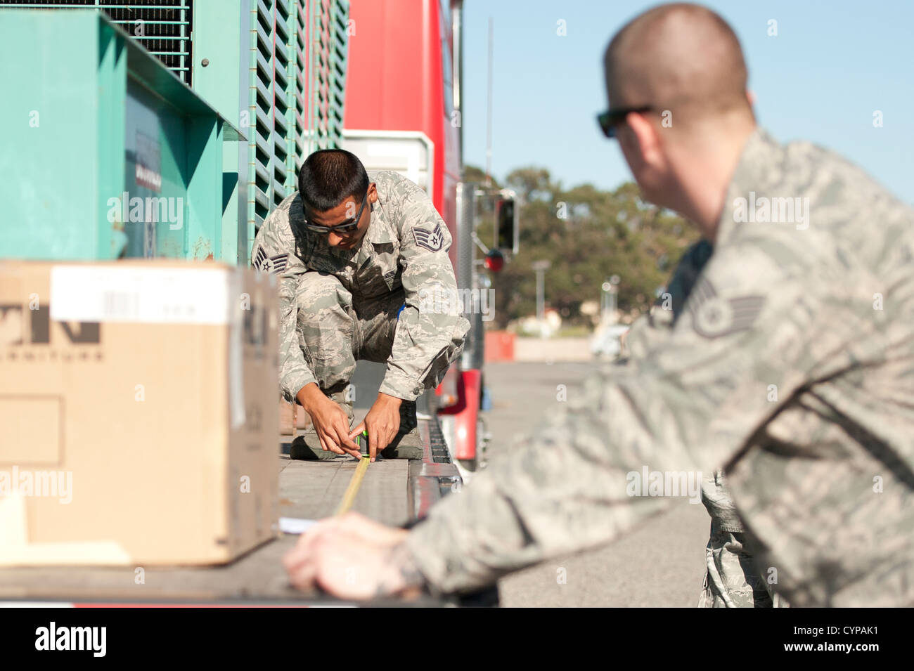 Massive 4.000 und 5.000 Kilowatt-Generatoren und die 600 Gallonen Dieseltanks verwendet, um ihnen Brennstoff kommen auf Travis Air Force Base von der Federal Emergency Management Agency in Moffet Field, California. Die Generatoren werden auf Paletten und geladenen o befestigt. Stockfoto