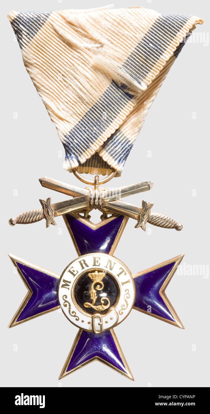 Orden des Militärverdiensts, Ritterkreuz 2. Klasse mit Schwertern (1891 - 1905). Gold, emailliert, der Aufhängering gestanzt, die Schwerter mit Lot auf der Agrafe befestigt. Auf einem alten, ausgefransten dreieckigen Band. Eine sehr seltene Auszeichnung wegen der strengen Verpflichtung dieser zurückzugeben, in hervorragendem Zustand (OEK 416), historisch, historisch, 19. Jahrhundert, Medaille, Dekoration, Medaillen, Dekorationen, Ehrenplakette, Ehrenplakette, Ehrenplakette, Ehrenplakette, Objekt, Objekte, Stills, Ausschneiden, Ausschneiden, Ausschneiden, Ausschneiden, Zusatzrechte-Aushänge-nicht vorhanden Stockfoto