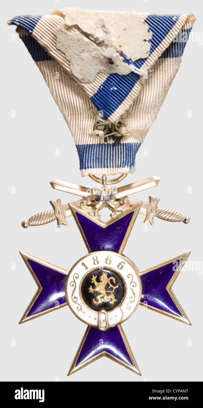 Orden des Militärverdiensts, Ritterkreuz 2. Klasse mit Schwertern (1891 - 1905). Gold, emailliert, der Aufhängering gestanzt, die Schwerter mit Lot auf der Agrafe befestigt. Auf einem alten, ausgefransten dreieckigen Band. Eine sehr seltene Auszeichnung wegen der strengen Verpflichtung dieser zurückzugeben, in hervorragendem Zustand (OEK 416), historisch, historisch, 19. Jahrhundert, Medaille, Dekoration, Medaillen, Dekorationen, Ehrenplakette, Ehrenplakette, Ehrenplakette, Ehrenplakette, Objekt, Objekte, Stills, Ausschneiden, Ausschneiden, Ausschneiden, Ausschneiden, Zusatzrechte-Aushänge-nicht vorhanden Stockfoto