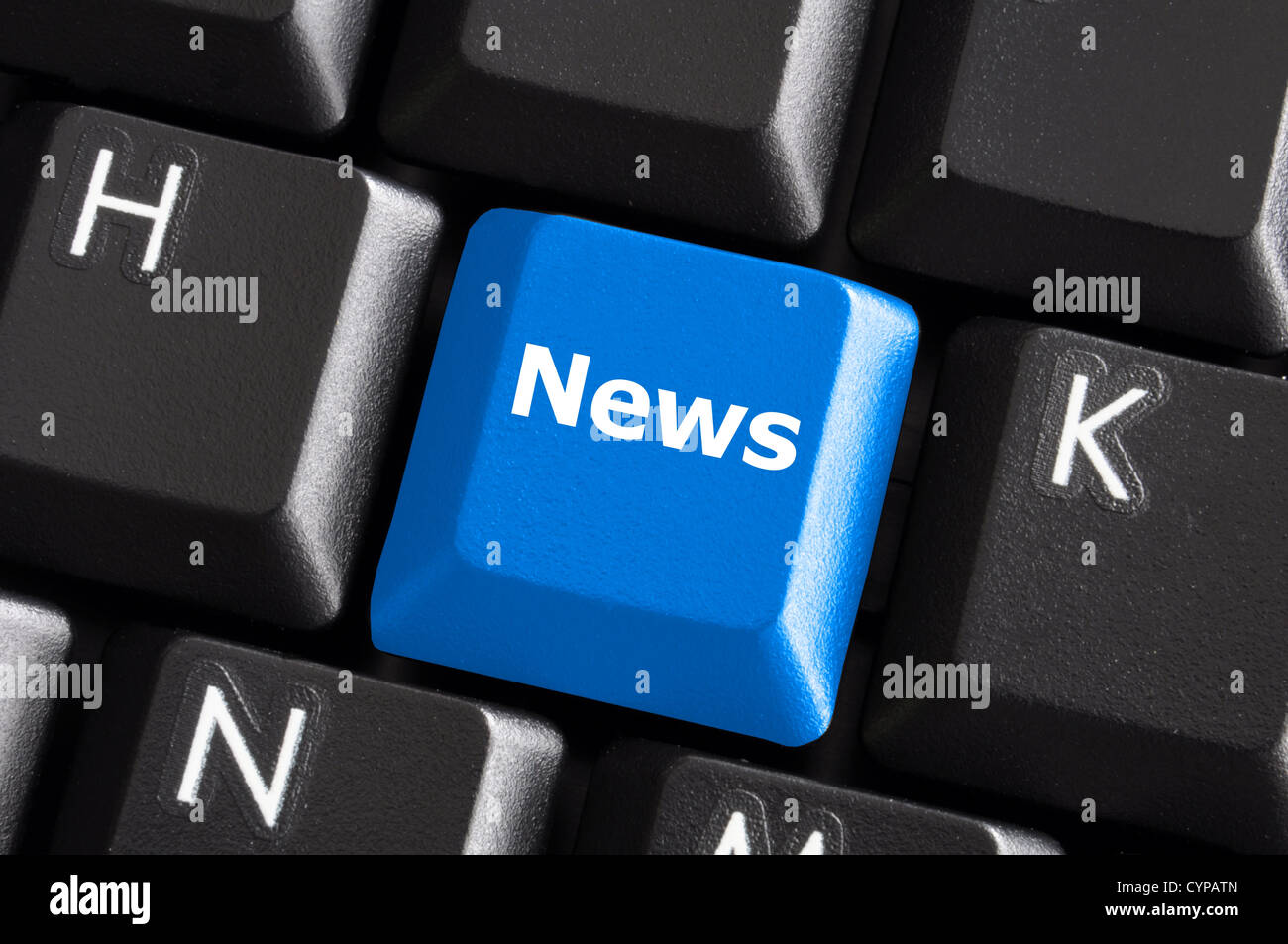neueste Internet-Nachrichten-Konzept mit einer blauen Taste auf der Computertastatur Stockfoto