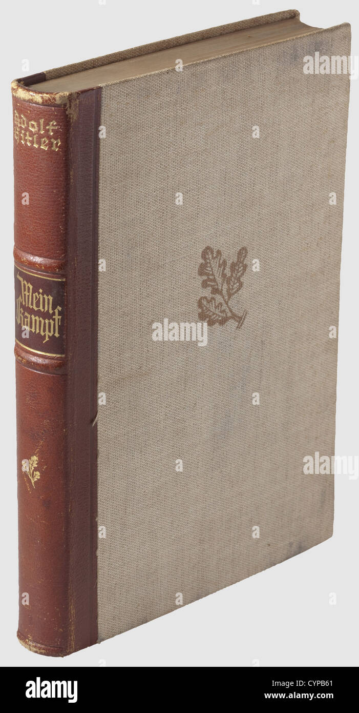 Adolf Hitler, eine Widmungsausgabe des 'Mein Kampf' 1940 Band 1,1937. Leinenbindung mit goldgestempeltem Lederrücken. Die oberen Seitenränder in Gold, das Flyleaf mit handschriftlicher Unterschrift in Tinte 'Adolf Hitler Berlin am 1/Febr. 1940'. Leicht fleckig, die Bindung etwas verschmiert. Enthalten ist ein Übermittlungsbrief für dieses Buch an Ben E. Swearingen vom 1973,historisch,historisch,1930er,1930er,20th Century,NS,Nationalsozialismus,Nationalsozialismus,Drittes Reich,Deutsches Reich,Deutschland,Deutsch,Nationalsozialist,Nazi,Nazi Periode,Faschismus,Objekt,Objekte,Stills,c,Zusatzrechte-Clearences-nicht verfügbar Stockfoto