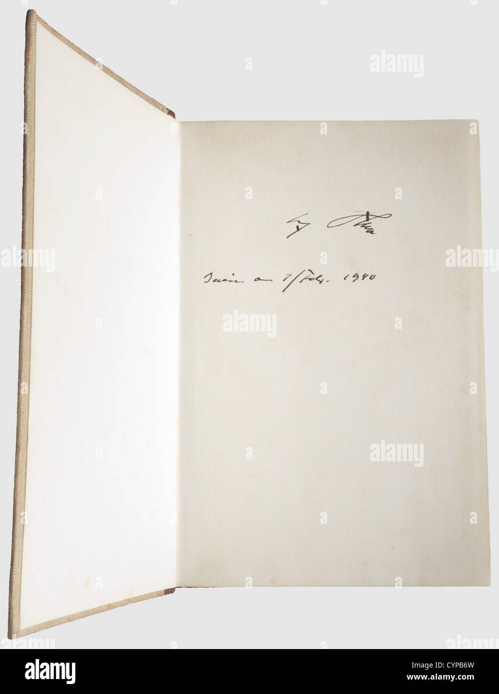 Adolf Hitler, eine Widmungsausgabe des 'Mein Kampf' 1940 Band 1,1937. Leinenbindung mit goldgestempeltem Lederrücken. Die oberen Seitenränder in Gold, das Flyleaf mit handschriftlicher Unterschrift in Tinte 'Adolf Hitler Berlin am 1/Febr. 1940'. Leicht fleckig, die Bindung etwas verschmiert. Enthalten ist ein Übermittlungsbrief für dieses Buch an Ben E. Swearingen vom 1973,historisch,historisch,1930er,1930er,20th Century,NS,Nationalsozialismus,Nationalsozialismus,Drittes Reich,Deutsches Reich,Deutschland,Deutsch,Nationalsozialist,Nazi,Nazi Periode,Faschismus,Objekt,Objekte,Stills,c,Zusatzrechte-Clearences-nicht verfügbar Stockfoto