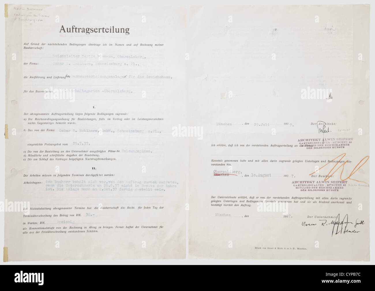 Martin Bormann - Bestellplatzierung Küchengarten/Obersalzberg 1937,vierseitiger,Vordruckvertrag zwischen Reichsleiter Martin Bor- mann,Obersalzberg' und einem in Schweinsburg ansässigen Unternehmer mit Schreibmaschinenzugängen (Carbon-Kopie) für die 'Lieferung einer Warmwasserheizung für das Grünhaus für das Bauprojekt Küchengarten-Obersalzberg' für die Summe von 'RM 7.650,-' 80,000 - 90,000 heute.EUR Von Architekt Alwin Seifert am 29. Juli 1937, von Martin Bormann am 10. August 1937 in rotem unauslöschlichen Bleistift, und von einem der Unternehmer, Zusatzrechte-Abfertungen nicht verfügbar Stockfoto