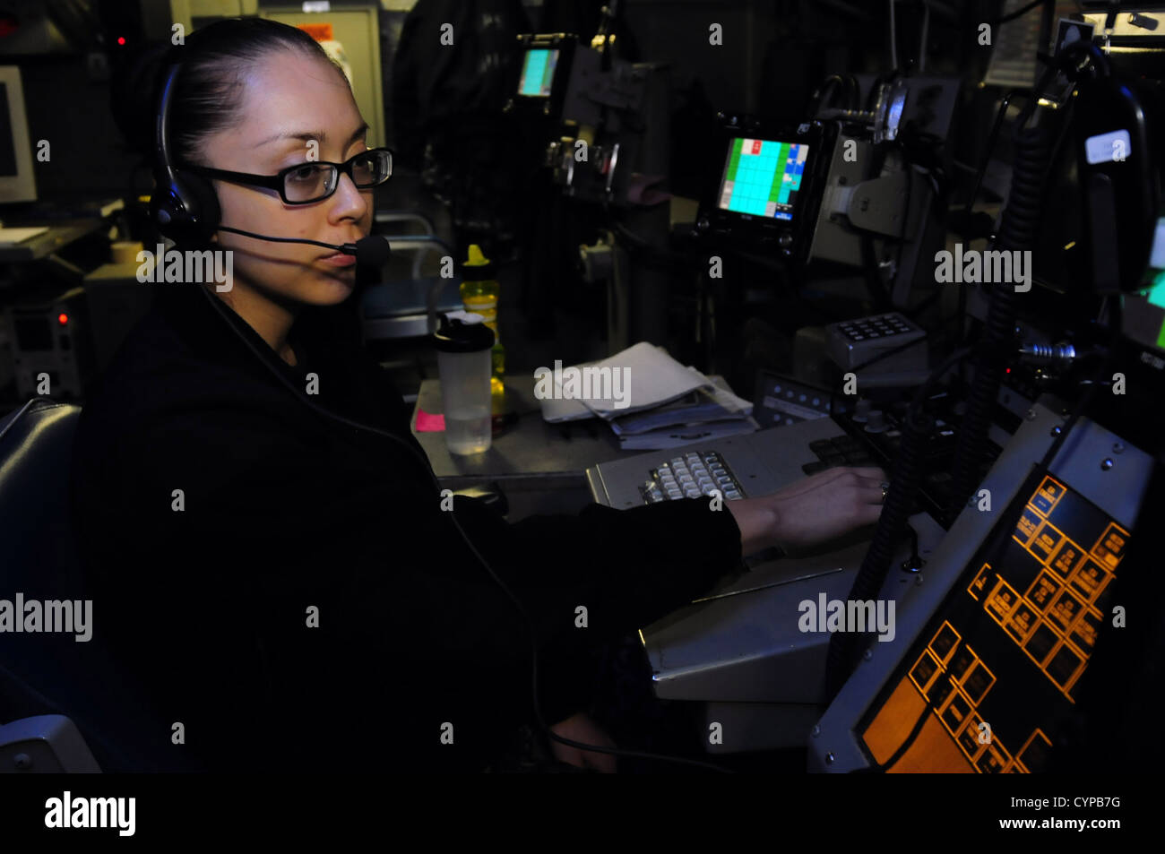 US-5TH Flotte Zuständigkeitsbereich (6. November 2012) Cryptologic Techniker (technische) Seemann Helen Hernandez überwacht ein SLQ-32-Radar an Bord der Flugzeugträger der Nimitz-Klasse USS Dwight D. Eisenhower (CVN-69). Dwight D. Eisenhower wird in den USA bereitgestellt. Stockfoto