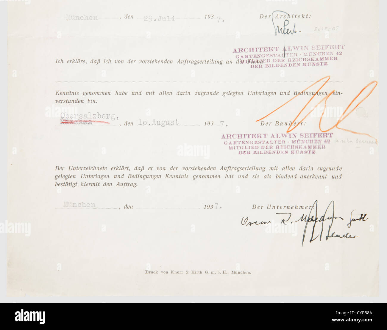 Martin Bormann - Bestellplatzierung Küchengarten/Obersalzberg 1937,vierseitiger,Vordruckvertrag zwischen Reichsleiter Martin Bor- mann,Obersalzberg' und einem in Schweinsburg ansässigen Unternehmer mit Schreibmaschinenzugängen (Carbon-Kopie) für die 'Lieferung einer Warmwasserheizung für das Grünhaus für das Bauprojekt Küchengarten-Obersalzberg' für die Summe von 'RM 7.650,-' 80,000 - 90,000 heute.EUR Von Architekt Alwin Seifert am 29. Juli 1937, von Martin Bormann am 10. August 1937 in rotem unauslöschlichen Bleistift, und von einem der Unternehmer, Zusatzrechte-Abfertungen nicht verfügbar Stockfoto