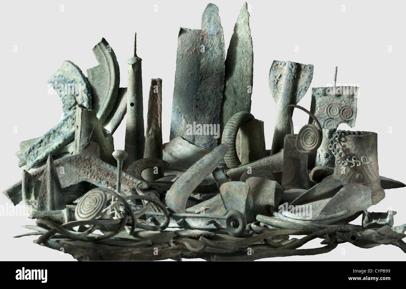Ein bronzezeitlicher Fund, Zentraldonaugebiet, 1300 - 1100 v. Chr. bestehend aus 142 Teilen (Gewicht: Ca. 5 kg). 35 Fragmente von Schwertern, Dolchen und Sägen,35 Fragmente von Sicheln,17 Fragmente von Äxten,3 Fragmente von Lanzen,7 Fragmente von Messern,12 Stücke von Armbändern und Ringen,19 Draht Halsringe und Teile von Ringen,2 Nadeln,6 Teile von Anhängern und Teller(teilweise verziert),1 Draht einer Fibel und 15 Tutuli,Knöpfe und Fragmente von Hüllen. Ausgezeichneter Zustand des Metalls mit grün-blauer Oberfläche, in ungereinigtem Zustand finden. Kollektion Axel Guttmann(keine Inve,Zusatz-Rechte-Clearenzen-nicht verfügbar Stockfoto