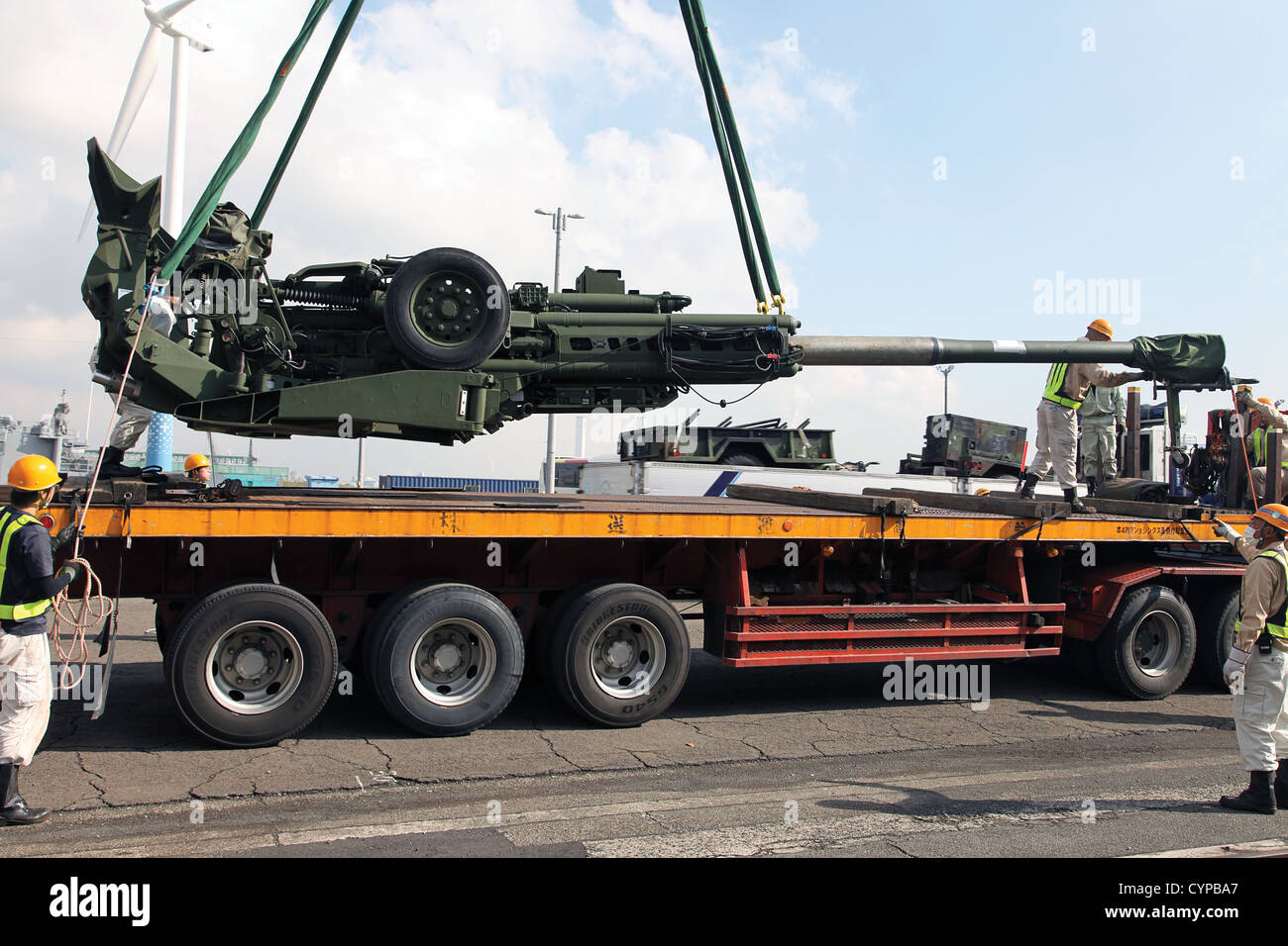 Ein M777A2 155-mm-Haubitze ist auf einen Anhänger zum 7. November im Yokohoma Hafen von Tokio geladen. Haubitzen und andere Geräte wurden vom Hafen nach kombiniert Arme Training Center Camp Fuji für den Einsatz während Artillerie Relocation Trainingsprogramm 12-3 transportiert. Stockfoto