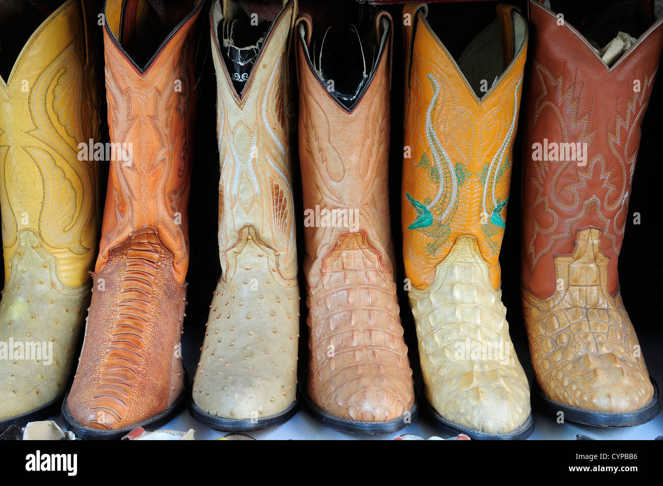 Textzeile, Guadalajara, Jalisco, Mexiko aufwendig bestickt traditionelle Leder Cowboy-Stiefel zu verkaufen. Stockfoto