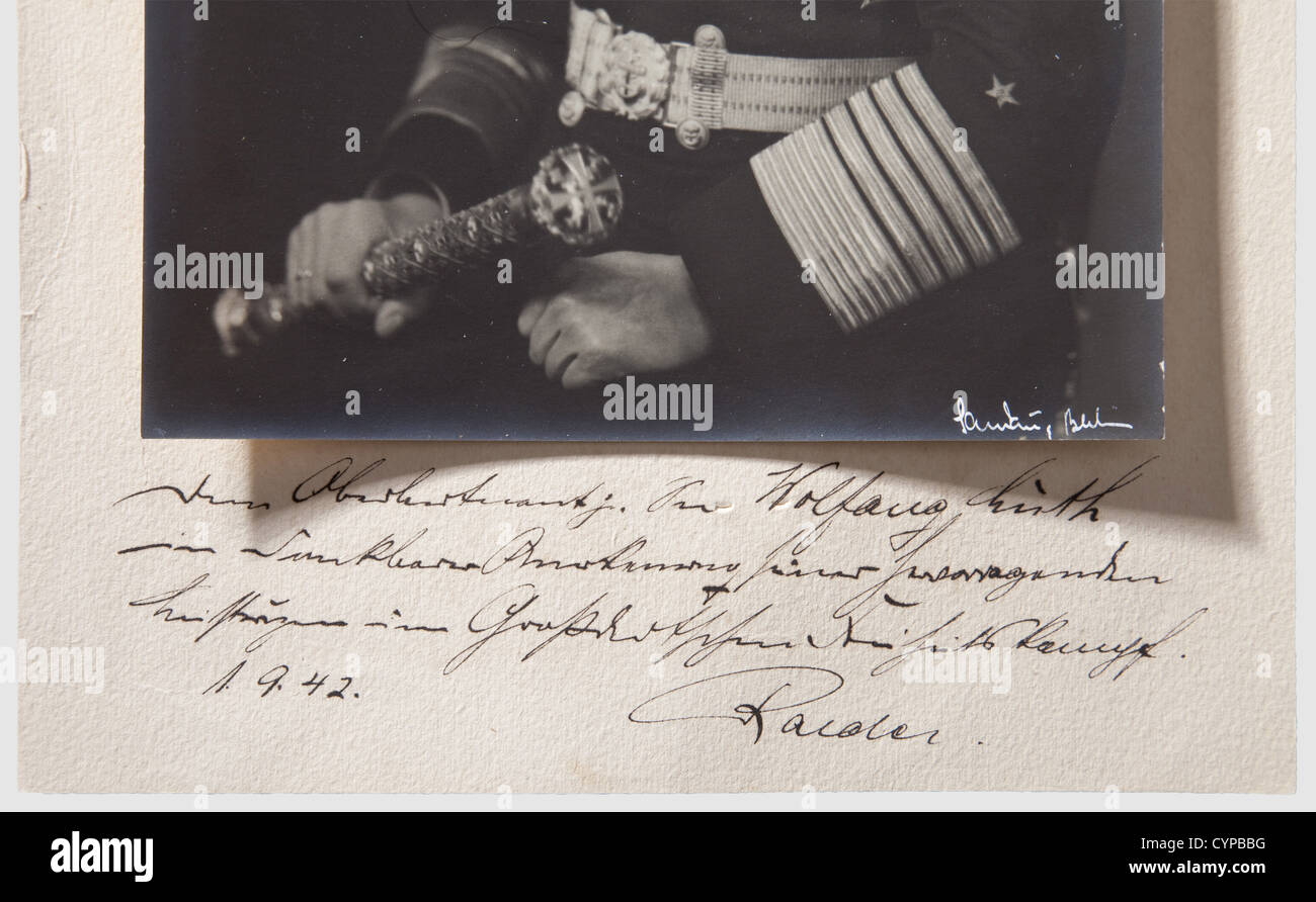 GroßAdmiral Erich Raeder, Ein offizielles Foto des U-Boots-Kapitäns Wolfgang Lüth, Des Kriegsmarinebefehlshabers in Uniform mit seinem Großmarialbaton und mit dem Ritterkreuz. Die Unterschrift des Fotografen, 'Sandau, Berlin' bei den lowe People, 1930er, 20. Jahrhundert, Marine, Seestreitkräfte, Militär, Militaria, Dienstzweig, Dienstzweige, Streitkräfte, bewaffneter Dienst, Objekt, Objekte, Stills, Clipping, Clippings, Cut Out, Cut-out, Cut-outs, Stockfoto