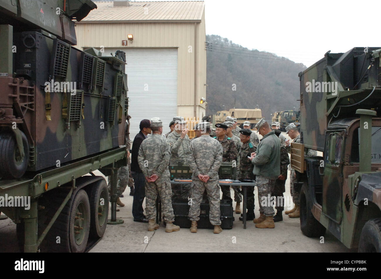 Generalleutnant Mo Jong-Hwa, Kommandierender general, Republik Koreas 1. Armeekorps und Major General Bae Jong-Gil, Kommandierender general, Republik Koreas 1. Armee-Korps-Artillerie-Brigade, besucht der 210. Fires Brigade, 2. US-Infanteriedivision, November 8 am Camp Casey Stockfoto