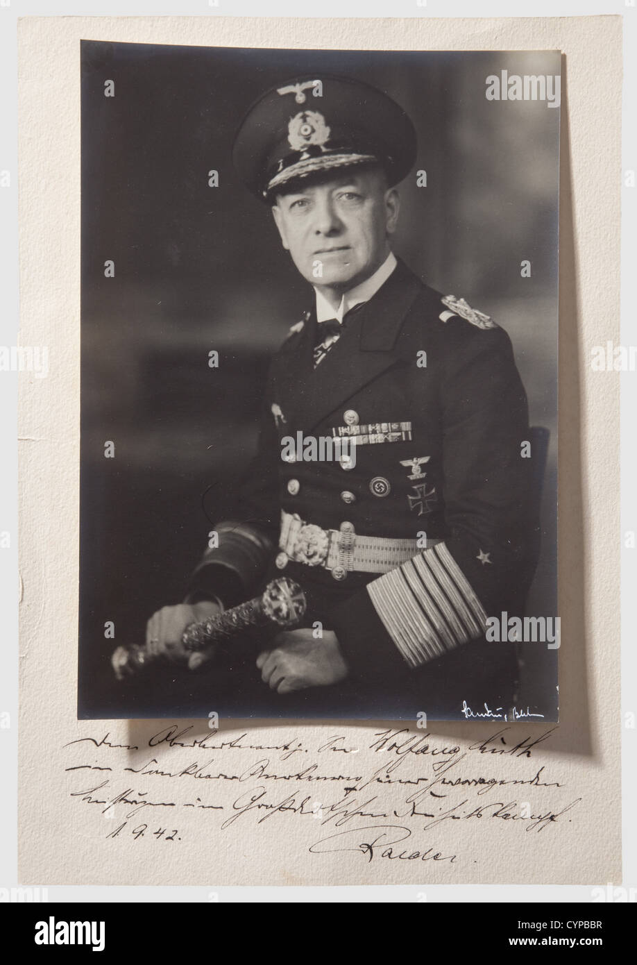 GroßAdmiral Erich Raeder, Ein offizielles Foto des U-Boots-Kapitäns Wolfgang Lüth, Des Kriegsmarinebefehlshabers in Uniform mit seinem Großmarialbaton und mit dem Ritterkreuz. Die Unterschrift des Fotografen, 'Sandau, Berlin' bei den lowe People, 1930er, 20. Jahrhundert, Marine, Seestreitkräfte, Militär, Militaria, Dienstzweig, Dienstzweige, Streitkräfte, bewaffneter Dienst, Objekt, Objekte, Fotos, Clipping, Clippings, Cut Out, Cut-out, Cut-out, Mann, Männer, männlich, Stockfoto