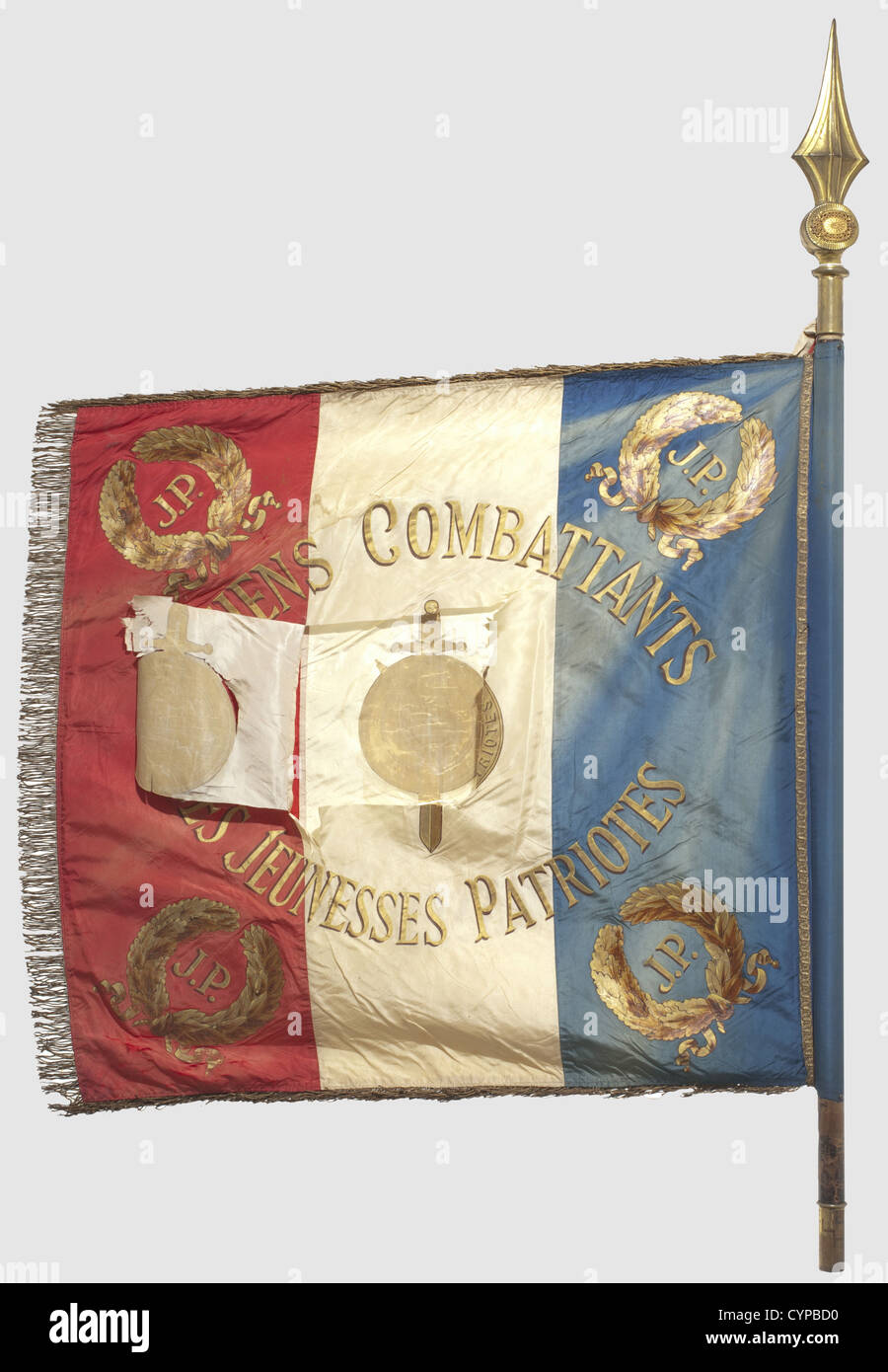Ein Banner mit Banderol der Kriegsveteranen der Jeunesses Patriotes, Frankreich nach 1924.dreiteiliges dreiteiliges Seidentuch mit goldenen, handgefertigten Gemälden,das Wappen der JP mittig auf beiden Seiten mit Umschrift 'Anciens Combattants des Jeunesses Patriotes',die Ecken mit Eichenlaub- und Lorbeerkranz mit 'J.P.'.drei Seiten mit goldenen Fransen.Maße ca. 96 x 94 cm.Rot-weiß-blaues Flaggenbanderol aus Seide mit goldenen Fransen und zwei erhöhten Eichenlaub- und Lorbeerkränzen mit 'JP' in der Mitte, in Gold bestickt und mit Pailletten, Zusatzrechte-Clearenzen-nicht erhältlich Stockfoto