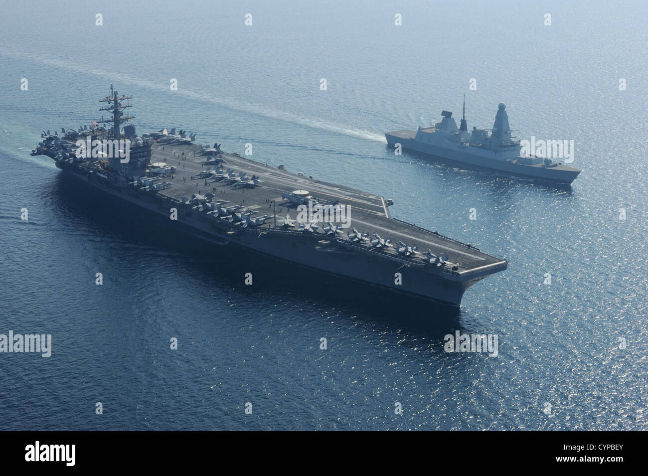 Flugzeugträger USS Dwight D. Eisenhower (CVN-69) läuft neben der Royal Navy Zerstörer HMS Diamond (D34). Dwight D. Stockfoto