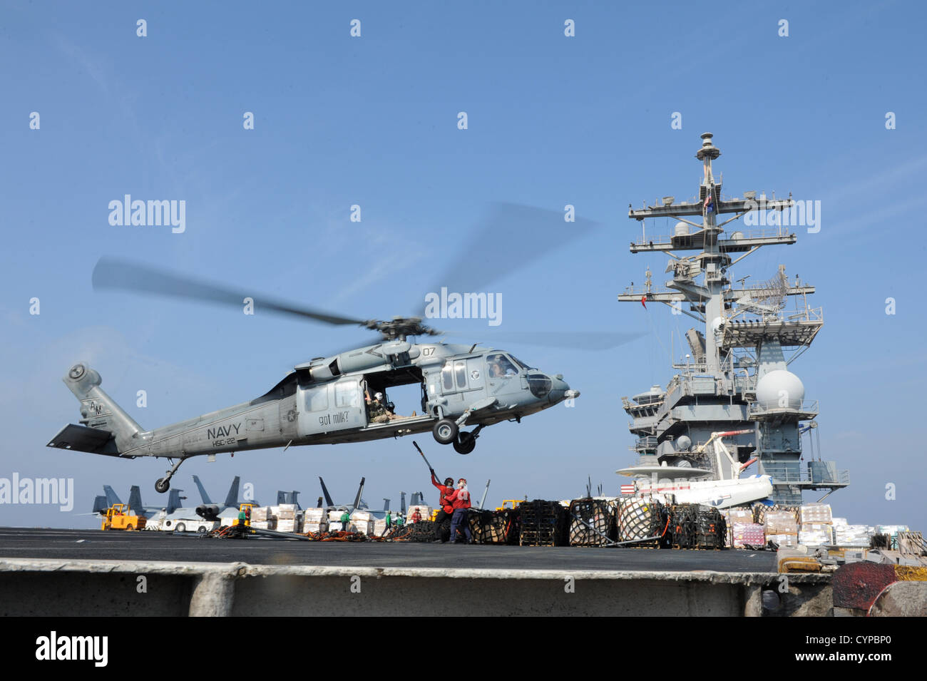 US-5TH Flotte Zuständigkeitsbereich (7. November 2012) Matrosen an Bord des Flugzeugträgers USS Dwight D. Eisenhower (CVN-69) vorbereiten, Fracht, ein MH-60 s Sea Hawk Hubschrauber zugewiesen, das Meer Ritter der Hubschrauber Meer bekämpfen Squadron (HSC) 22 Haken. Dwigh Stockfoto