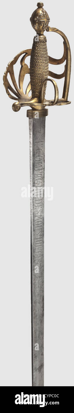 Ein Schwert für die 1ère Companie des Mousquetaires du Roy,Ancien Régime,ca. 1760-1775 Einkantige Klinge mit zweikantiger Spitze (minimale Beschädigung) und beidseitig geätzter Inschrift, mit der Aufschrift "1RE COMPAGNIE.DES.MOUSQUETAIRES.DU.ROY", flankiert von Kreuzen, die mit Fleur-de-lys verziert sind, und der Herstellerinschrift "Tesset Md. Fourbiseur en Bas Du Pont STT Michel a Paris" auf der Rückseite der Klinge. Palmetteförmige, durchbrochene Messinghilfe mit Resten der Vergoldung und mit einem Regimentsemblem im Relief auf dem Knauf. Einteiliger Griff, gegossen mit integrierten Türköpfen. B,zusätzliche-Rechte-Clearences-nicht verfügbar Stockfoto