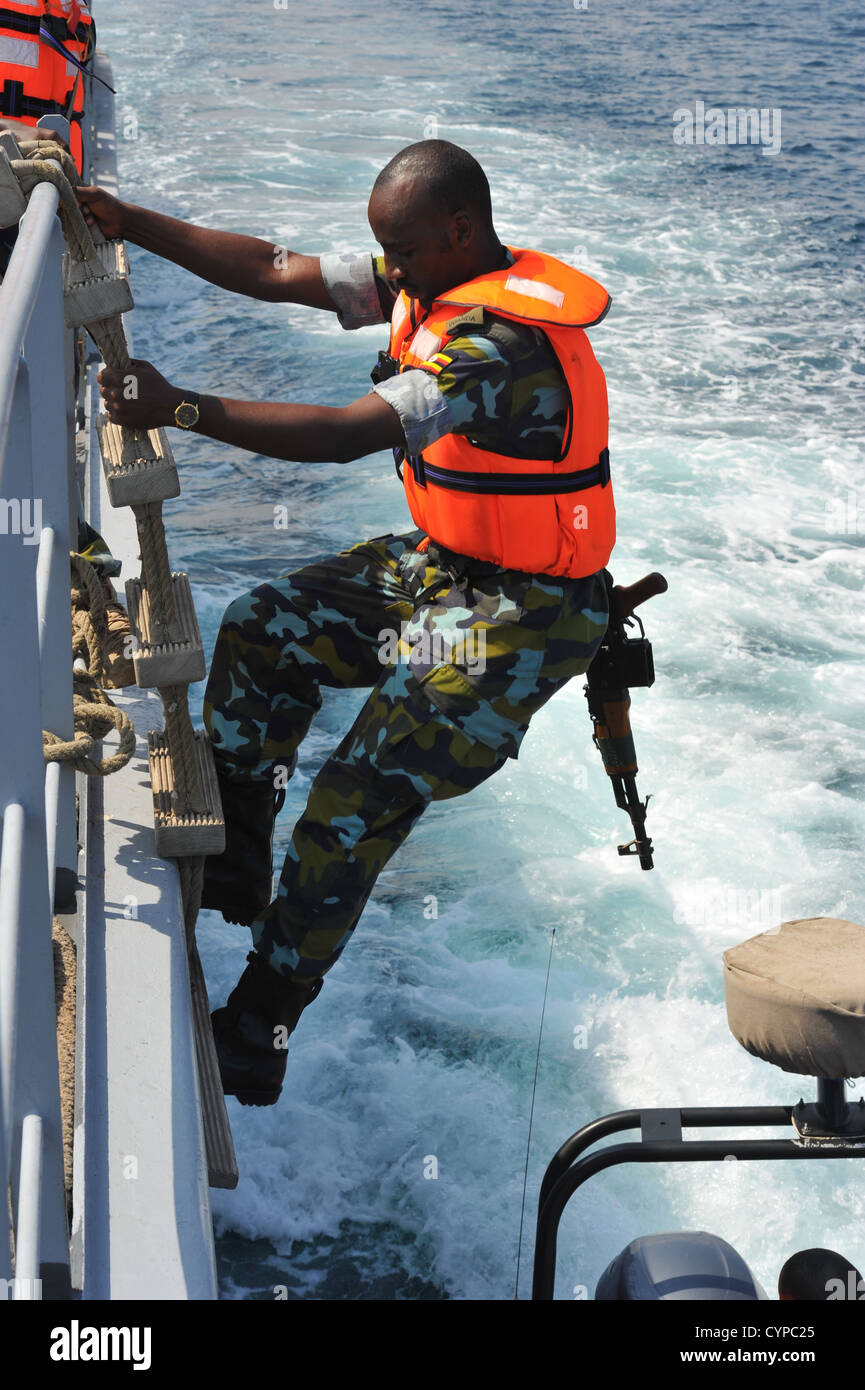 Ugandische Marines an Bord Djiboutian Patrouillenboot La Dague im Rahmen eines Anti-Piraterie-Szenarios während Cutlass Express 2012-2 (CE12) am 7. November 2012 in den Golf von Tadjoura, Dschibuti. CE12 ist ein US-Afrika Command (AFRICOM) gesponserten Übung mit Schwerpunkt auf hinzufügen Stockfoto
