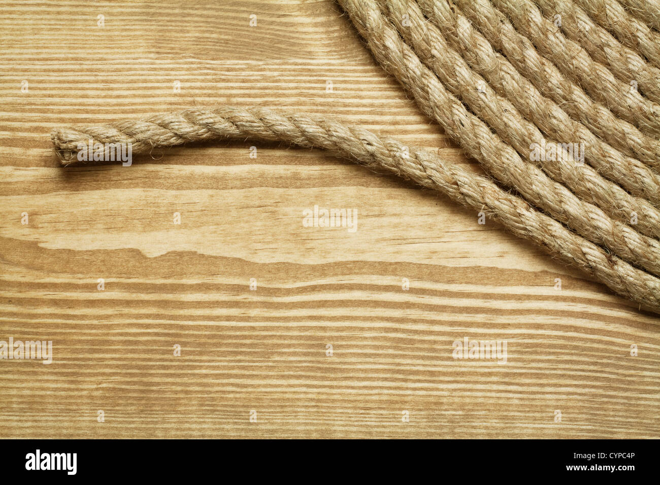 Rolle der raue Seil auf hölzernen Hintergrund Stockfoto