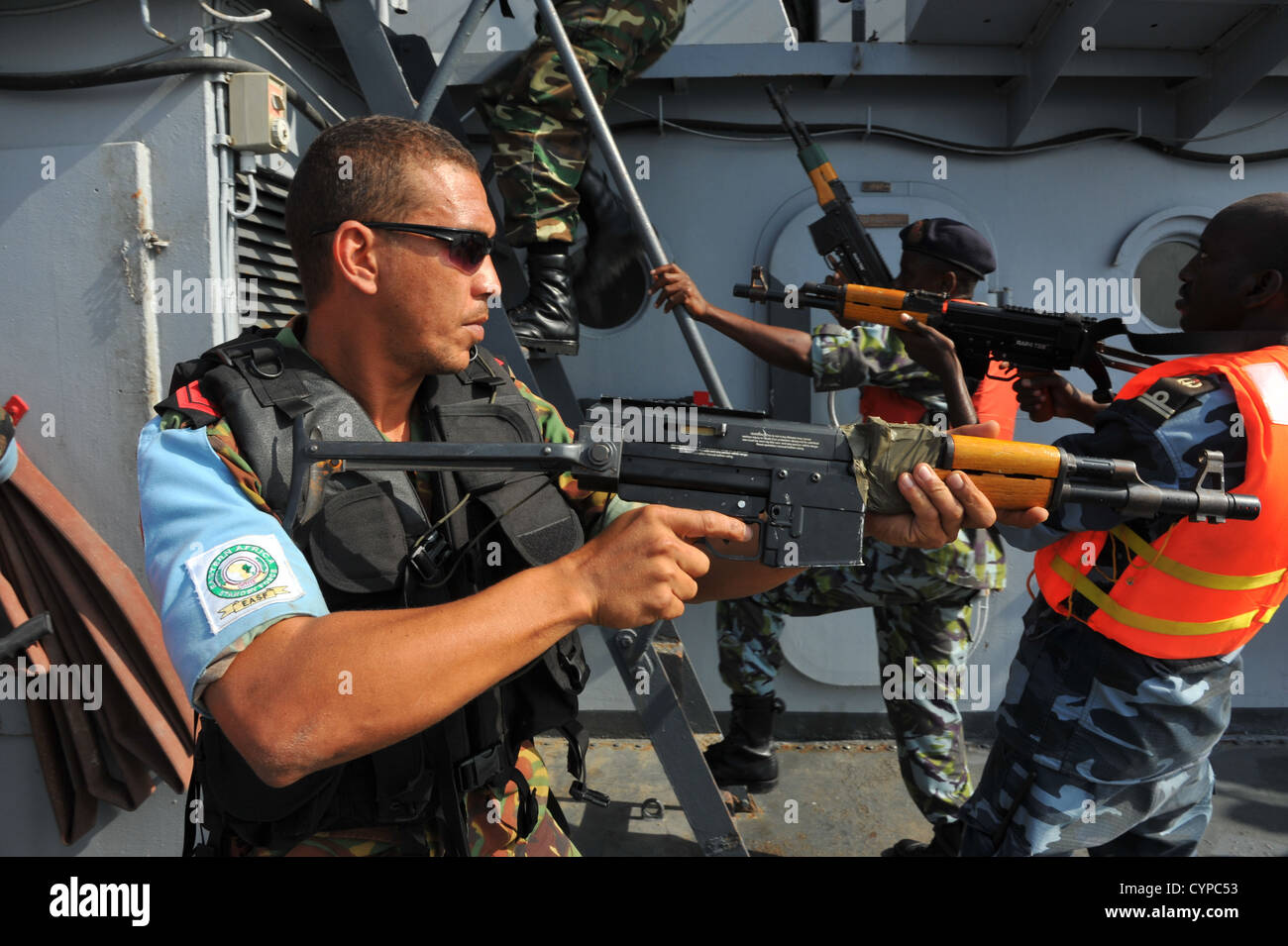 Mitglieder des East African Standby Force die Djiboutian Patrouille Boot La Dague im Rahmen eines Anti-Piraterie-Szenarios während Cutlass Express 2012-2 (CE12) am 7. November 2012 in den Golf von Tadjoura, Dschibuti. CE12 ist ein US Africa Command (AFRICOM) sponsore Stockfoto