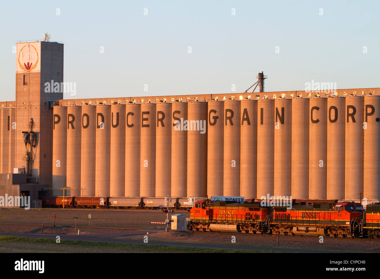BNSF Railway Zug vor der Agri Produzenten Korn Corp Getreidesilos in Plainview, Texas, USA. Stockfoto