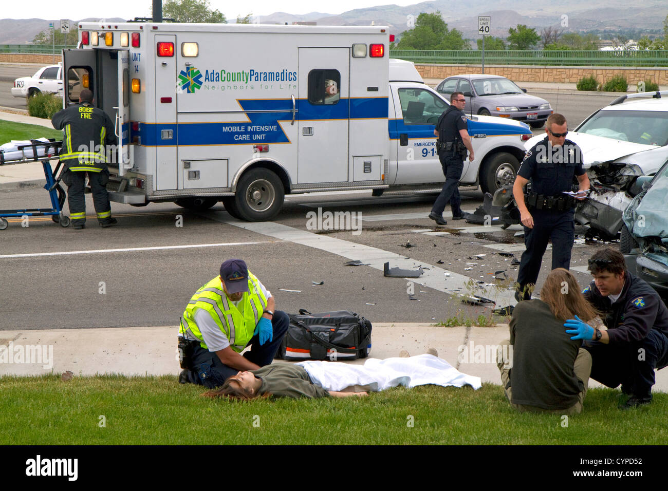 Sanitäter und Feuerwehrleute reagieren auf Unfall Auto Verletzungen in Boise, Idaho, USA. Stockfoto