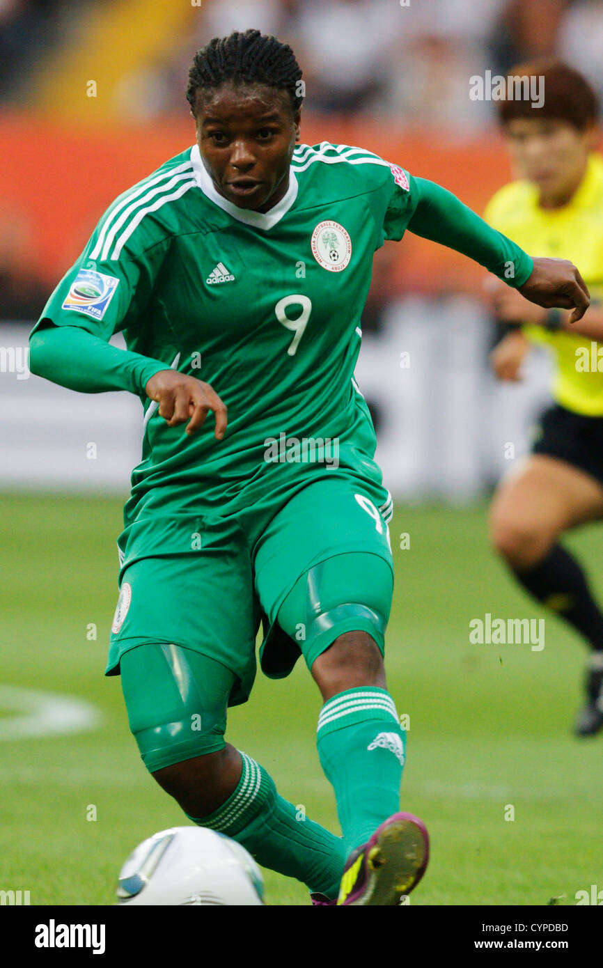 Desire Oparanozie aus Nigeria gibt den Ball beim Spiel der FIFA Frauen-Weltmeisterschaft Gruppe A gegen Deutschland am 30. Juni 2011 im Stadion der FIFA Frauen-Weltmeisterschaft in Frankfurt. Nur redaktionelle Verwendung. Kommerzielle Nutzung verboten. Stockfoto
