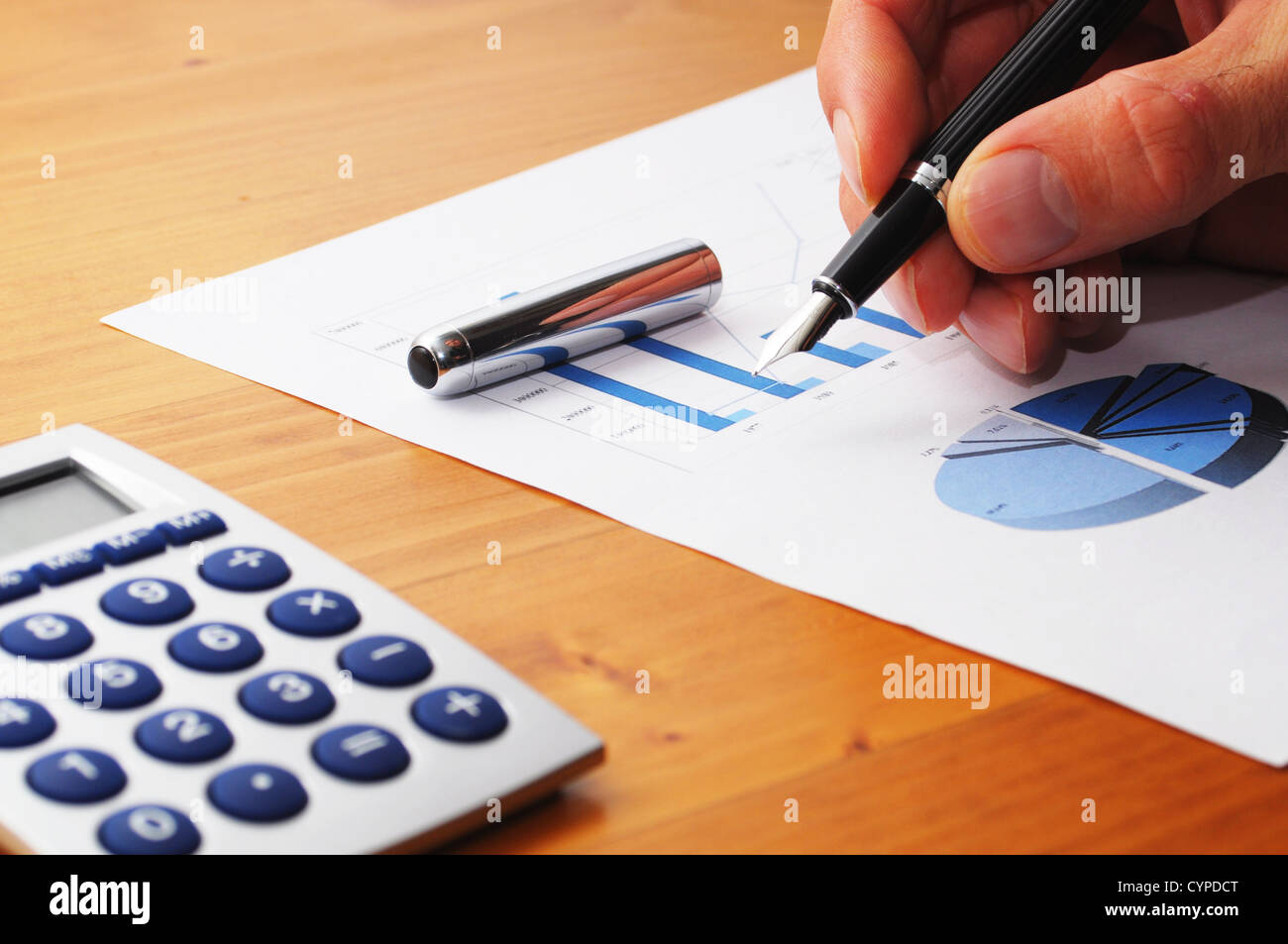 Hand und Papierkram mit Unternehmensinformationen und Stift Stockfoto