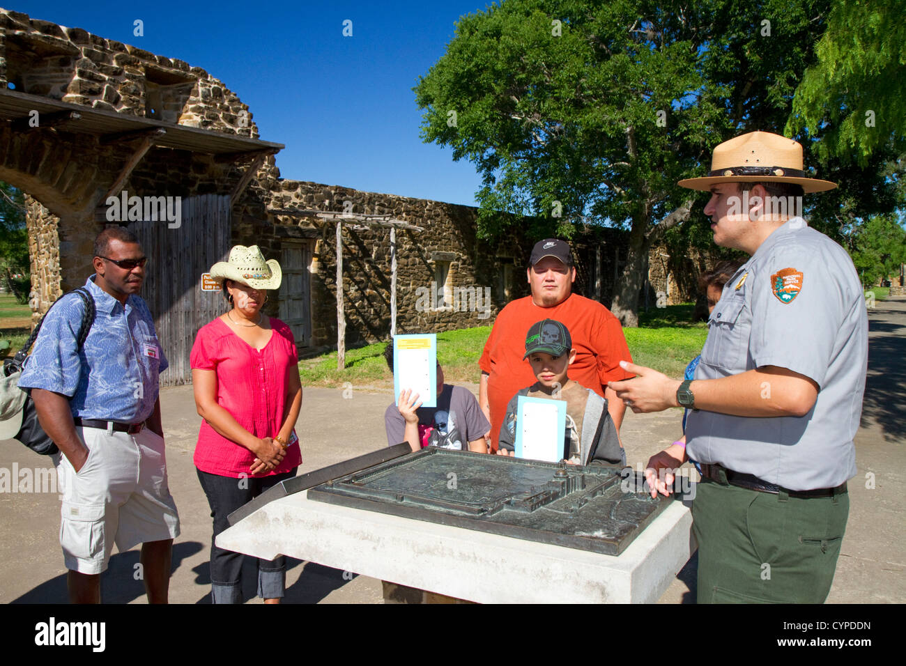 Park Ranger informieren Touristen am San Antonio Missions National Historical Park befindet sich in San Antonio, Texas, USA. Stockfoto
