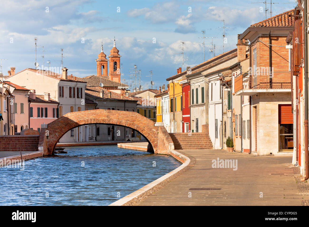 Comacchio (Ferrara, Emilia Romagna, Italien). Kanal mit Brücke und bunten Häusern. Stockfoto