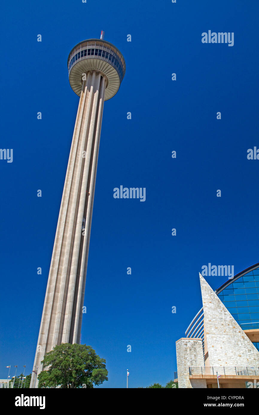 Der Turm von Amerika mitten im HemisFair Park in San Antonio, Texas, USA. Stockfoto