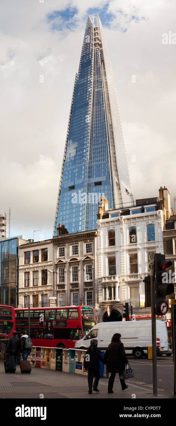 Die Scherbe in London zeigt eine Gegenüberstellung zwischen Alter und neuer Architektur Stockfoto