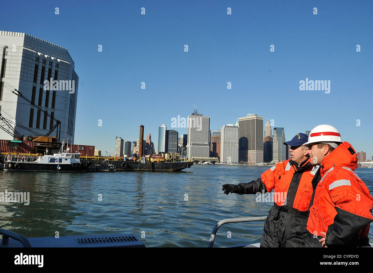 NEW YORK – Rear Admiral Dan Abel, Kommandant Coast Guard 1. Bezirk und Armee-Korps der Ingenieure Oberst Mark Deschenes, stellvertretender Kommandeur Joint Task Force auf dem Wasser, Treffen mit Tunnel Antwort Auftragnehmern und Coast Guard Strike Teammitglieder arbeiten zu Dewat Stockfoto