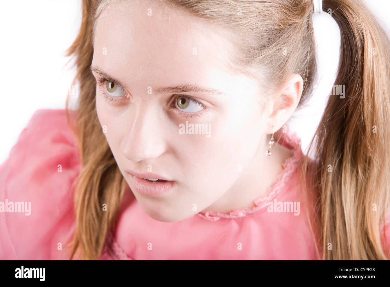 Bratty junges Mädchen mit einem angewidert Ausdruck auf ihrem Gesicht Stockfoto