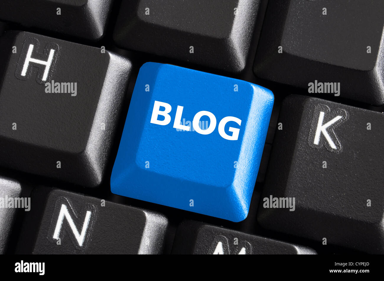 Internet-Blog-Konzept mit Taste auf der Computertastatur blau Stockfoto