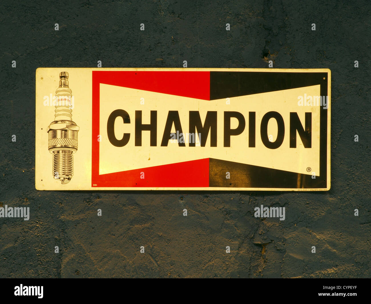 Das Champion-Werbezeichen ist ein Vintage-Werbestück, das häufig in Marketingkampagnen der Mitte des 20. Jahrhunderts zu sehen ist. Es repräsentiert die Grafikdesign- und Werbestrategien der Ära. Stockfoto