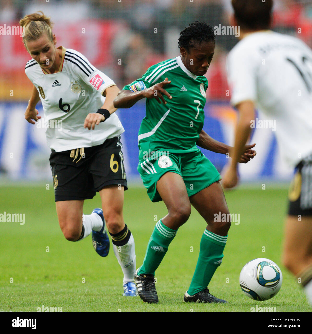 Stella Mbachu of Nigeria (R) steuert den Ball gegen Simone Laudehr von Deutschland (R) bei der FIFA Frauen Welt-Cup-Gruppe A-m Stockfoto