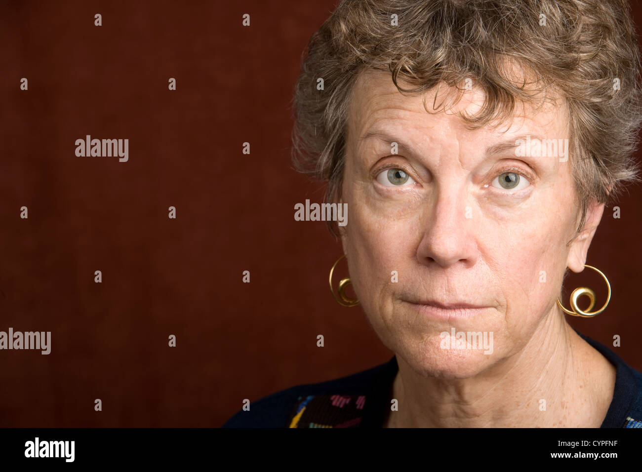 Porträt einer lächelnden senior Frau in einem bestickten Hemd Stockfoto