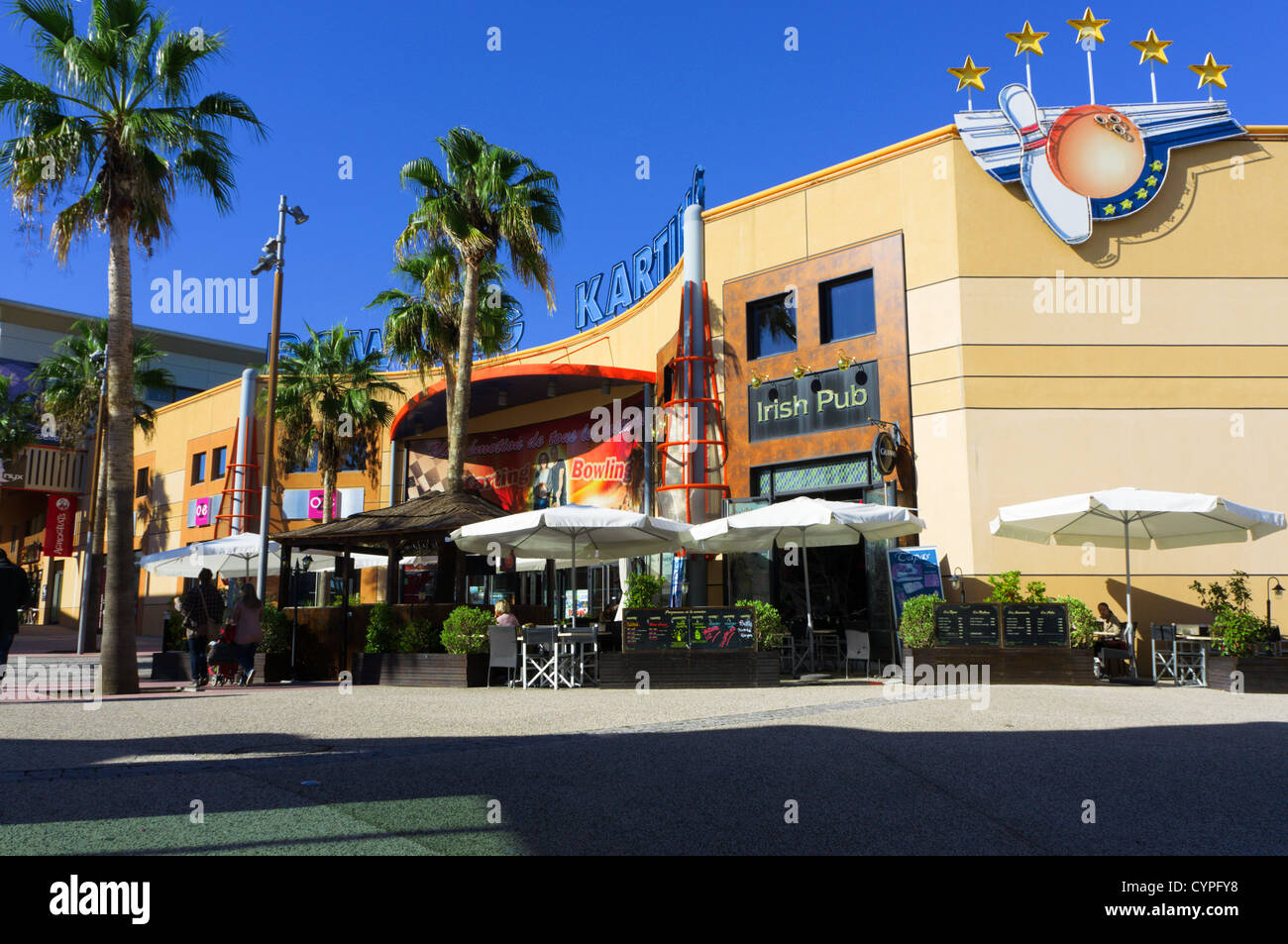 Entertainment-Komplex und ein Irish Pub im neuen Einkaufszentrum Odysseum in Montpellier, Frankreich. Stockfoto