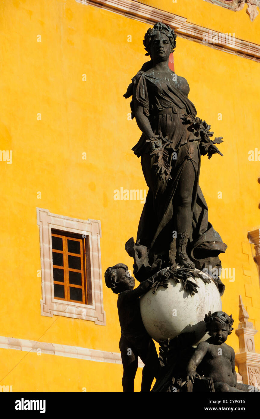 Belle Epoque Statue des Friedens in Plaza De La Paz die Plaza des Friedens auch bekannt als Plaza Mayor mit gelb Außenwand des Stockfoto