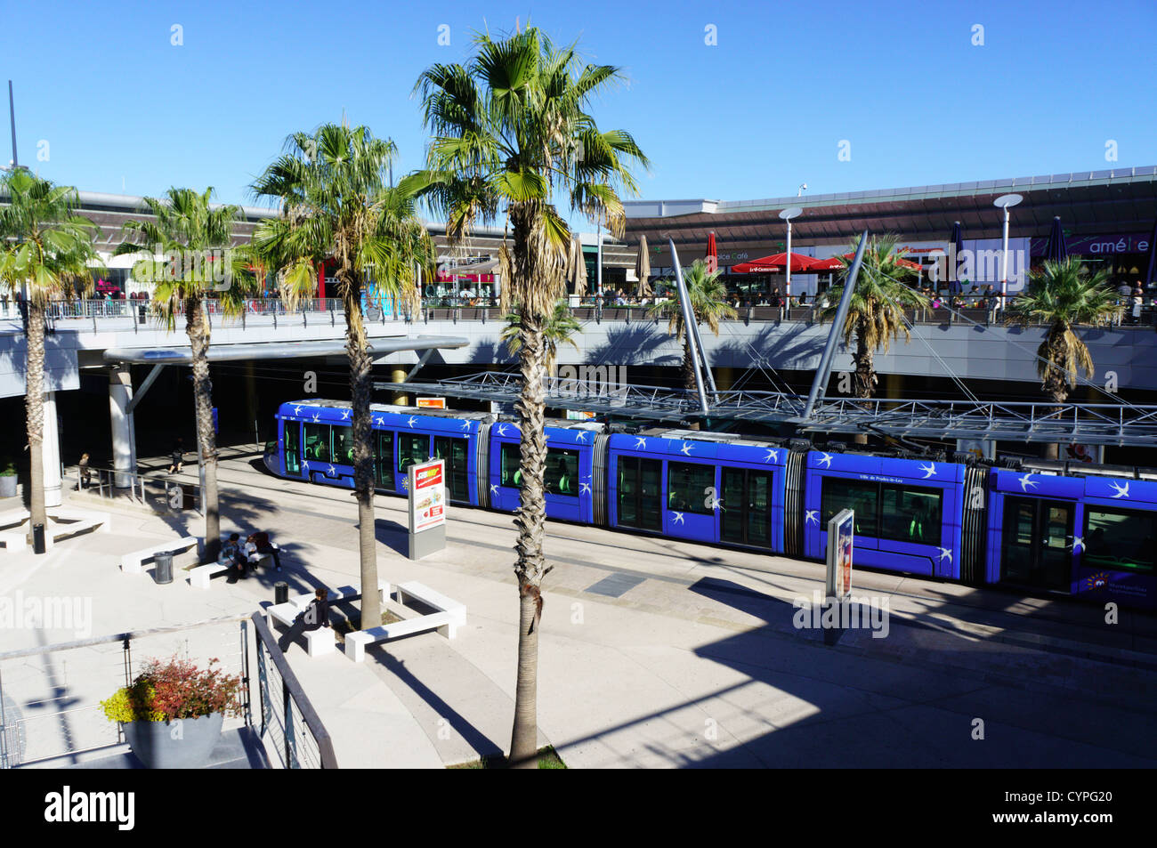 Eine Straßenbahn an der Haltestelle im neuen Einkaufszentrum Odysseum in Montpellier, Frankreich. Stockfoto