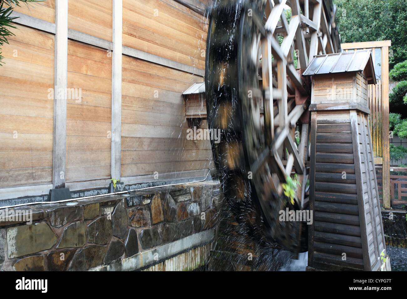 ein hölzernes Wasserrad dreht sich Stockfoto