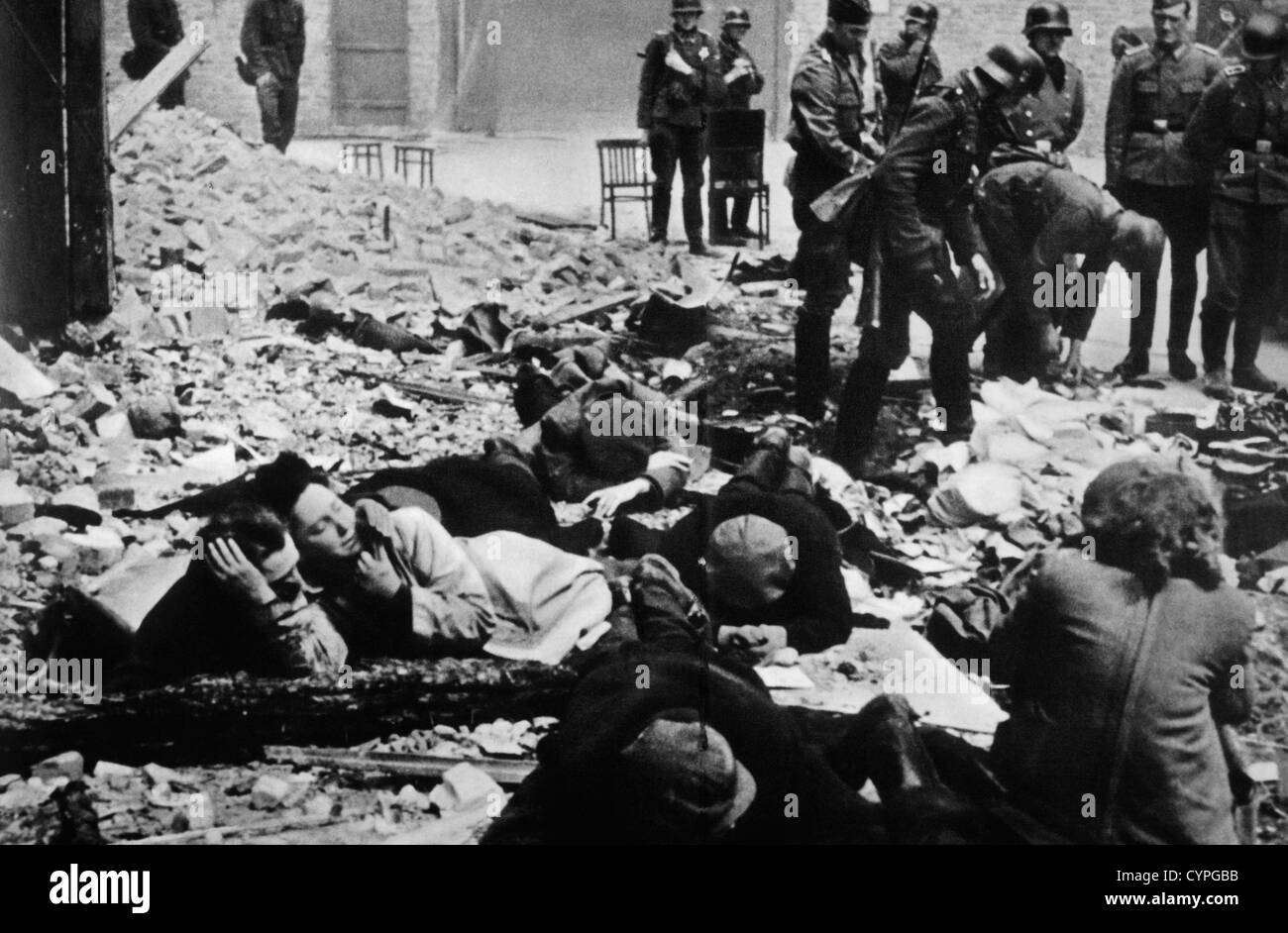 Deutsche Soldaten inspizieren die Toten im Warschauer Ghetto, Polen, 1943 Stockfoto