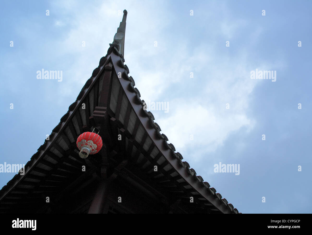 chinesischen Dach mit einer Laterne Stockfoto