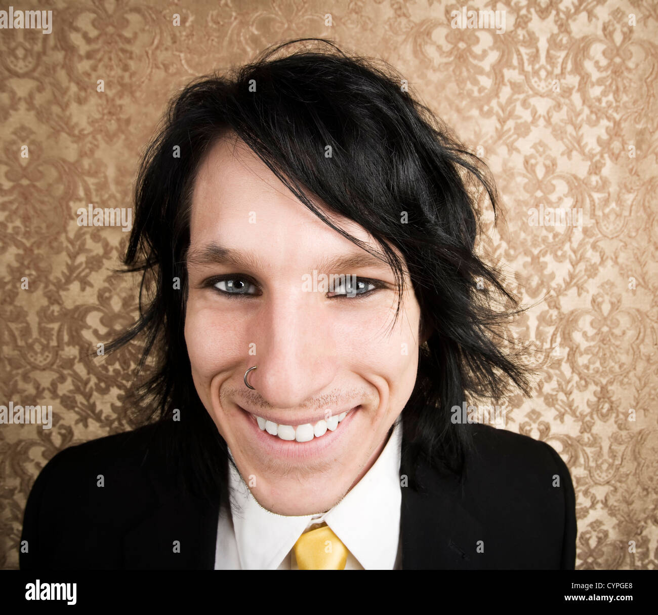 Weitwinkeleinstellung des Rock'n'Roll Geschäftsmann mit einem großen Lächeln Stockfoto